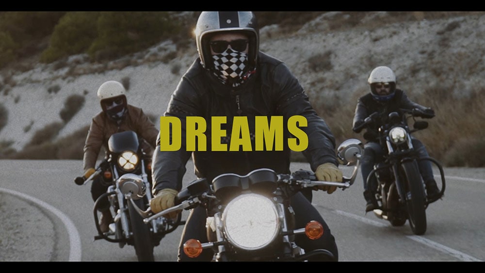 Foto portada del proyecto para Dreams donde se ven tres motoristas por la carretera.