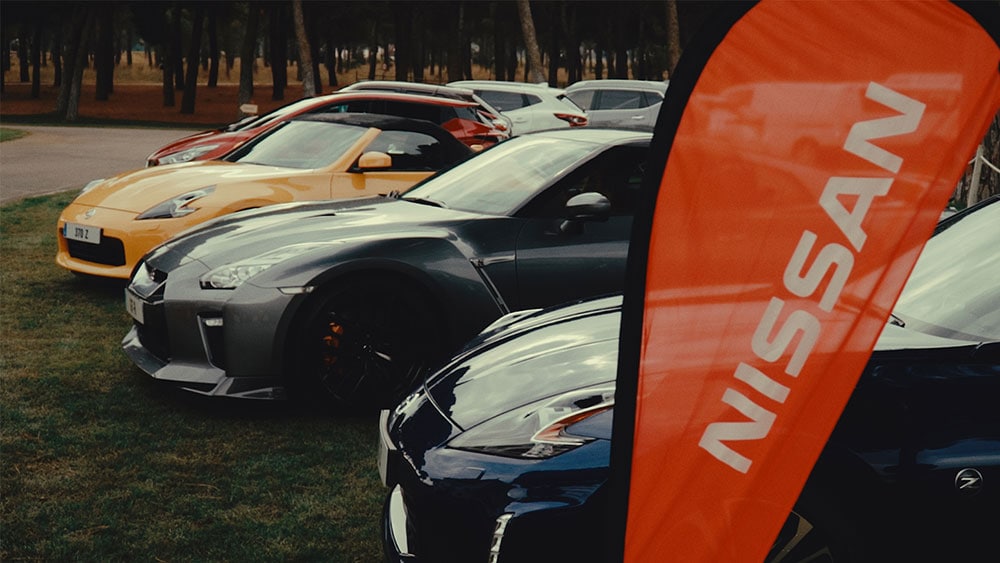 Foto portada del proyecto para Nissam donde se ve varios coches deportivos y un producto publicitario de la marca.